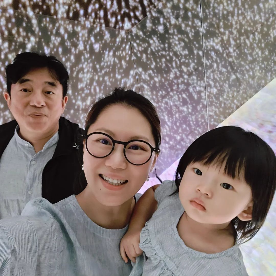 現年58歲的呂方2020年與圈外女友伍惠寶(Rainbow)結婚