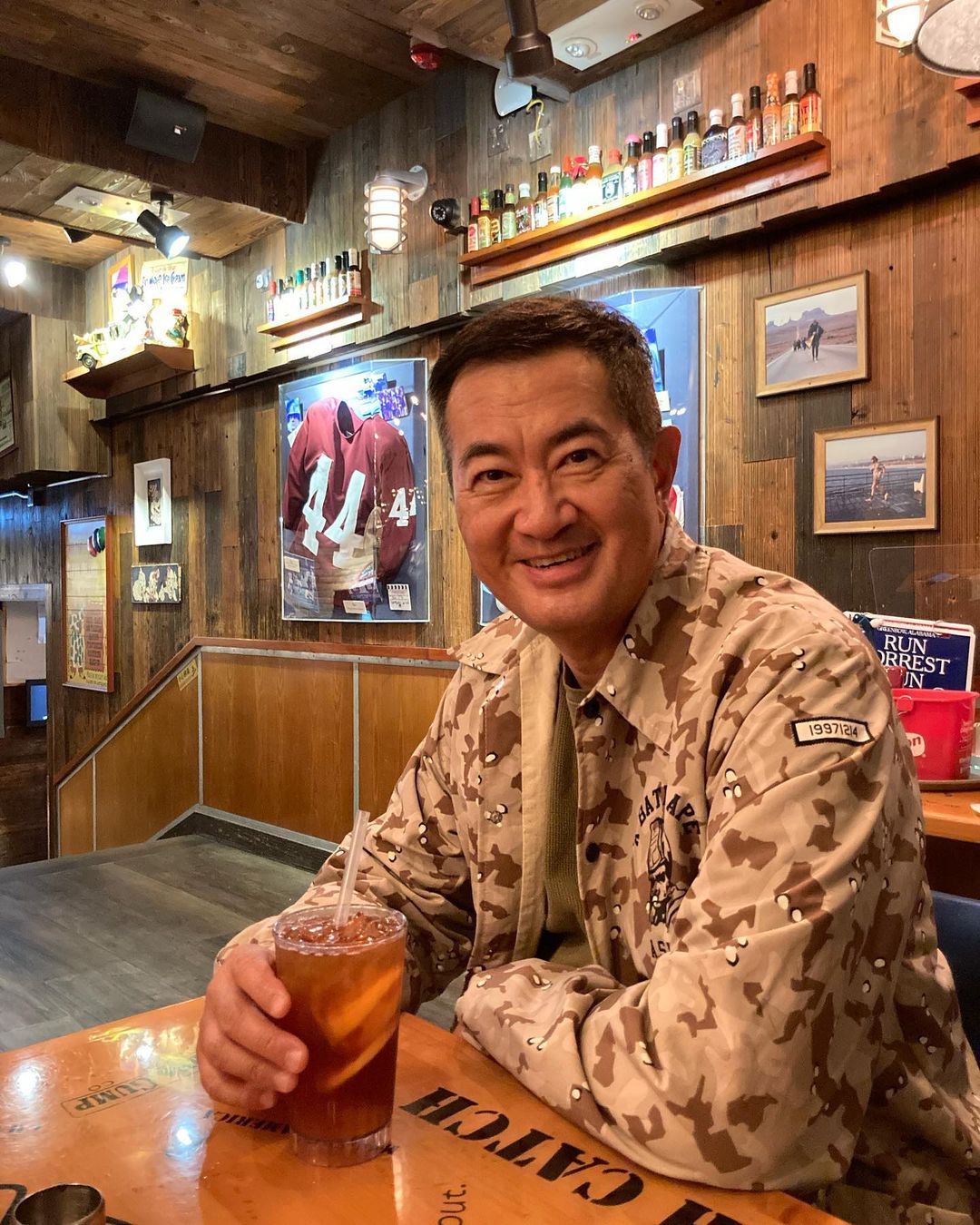 現年62歲的金牌司儀鄧梓峰憑著出色的口才成為不少大騷的主持