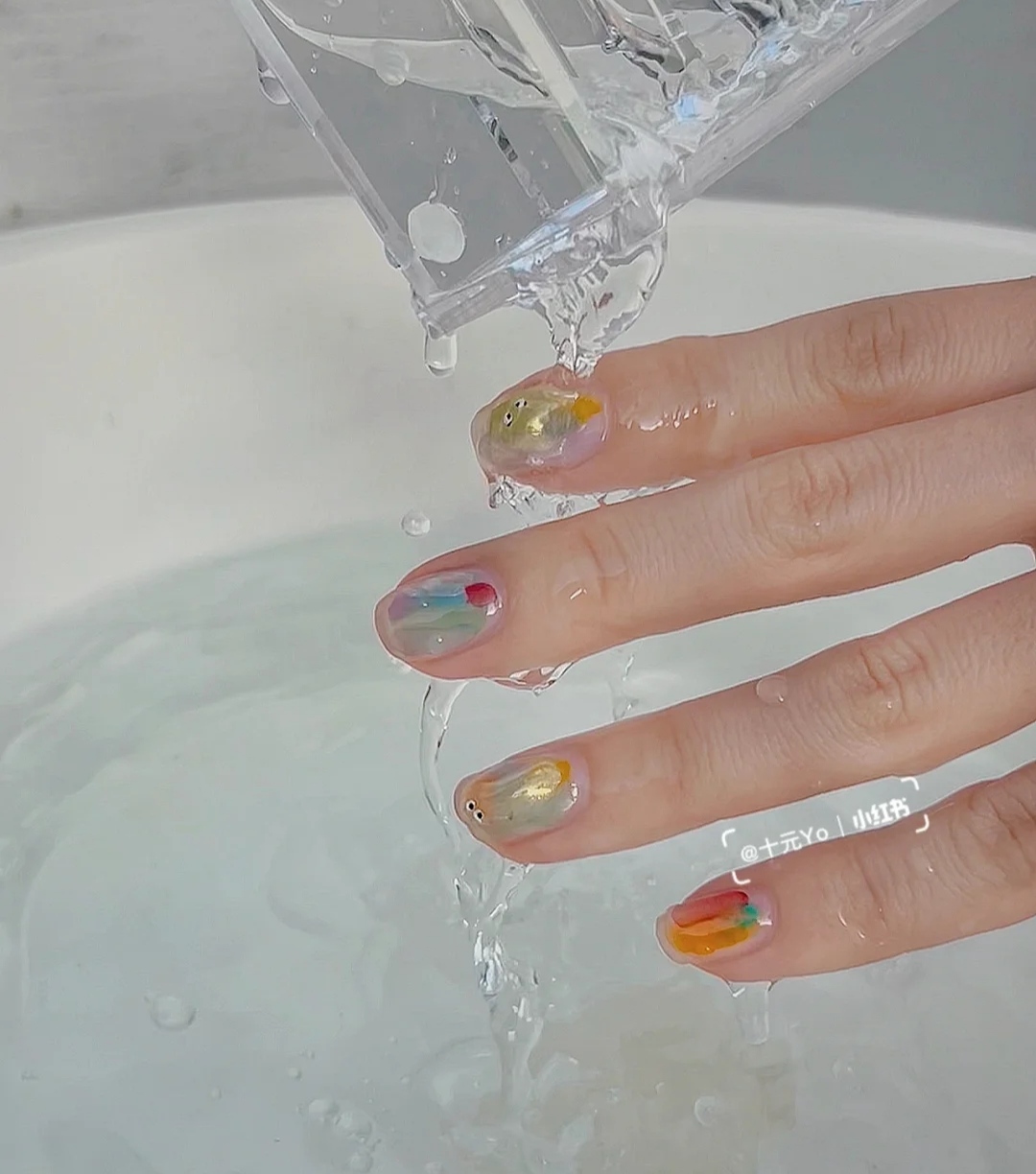 在美甲上用數種顏色進行暈染，打造仙氣感，視覺上也十分療癒。