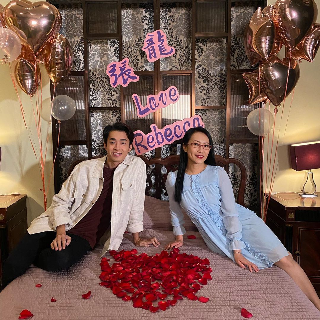 現實中沈可欣性格較為內斂,對待愛情更是被動的一方。