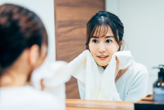 每次擠暗瘡之前一定要徹底清潔臉部