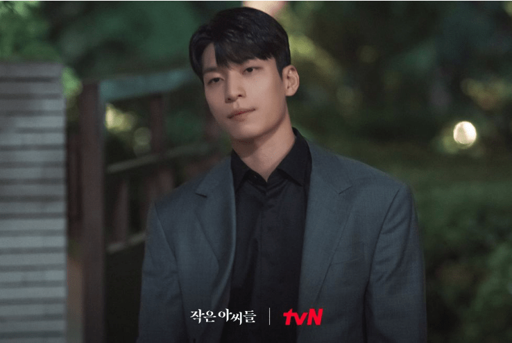 《魷魚遊戲》中飾演警察的魏河俊在《小女子》擔正做男主角。