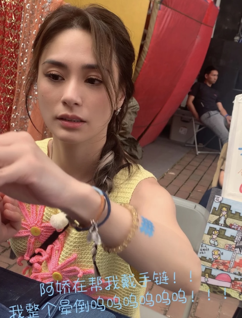 還親手為粉絲戴上手繩