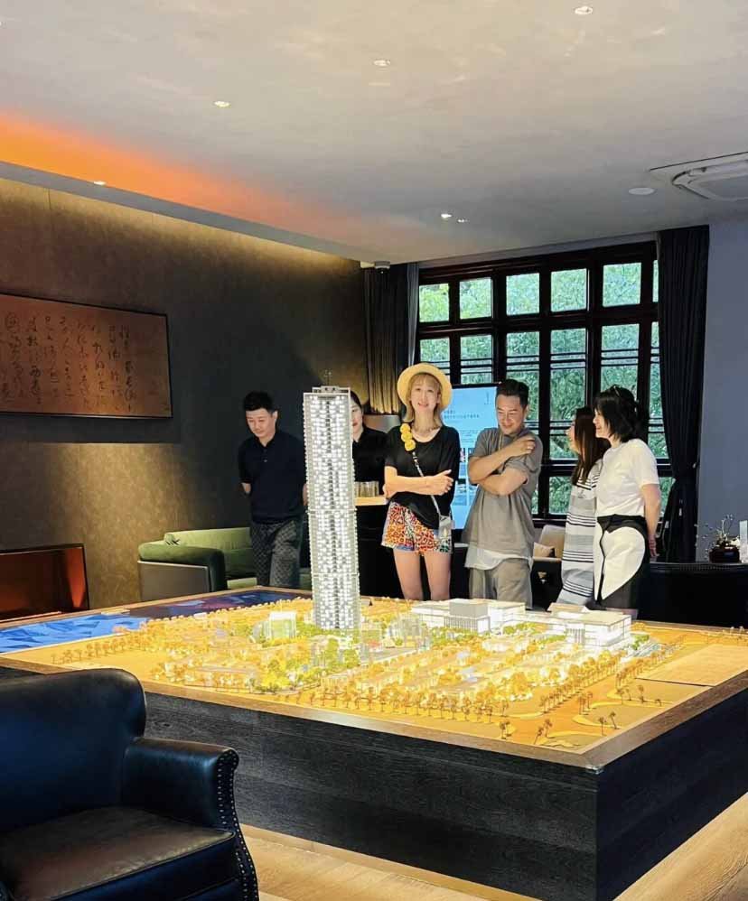 陳浩民與太太一齊研究樓盤。