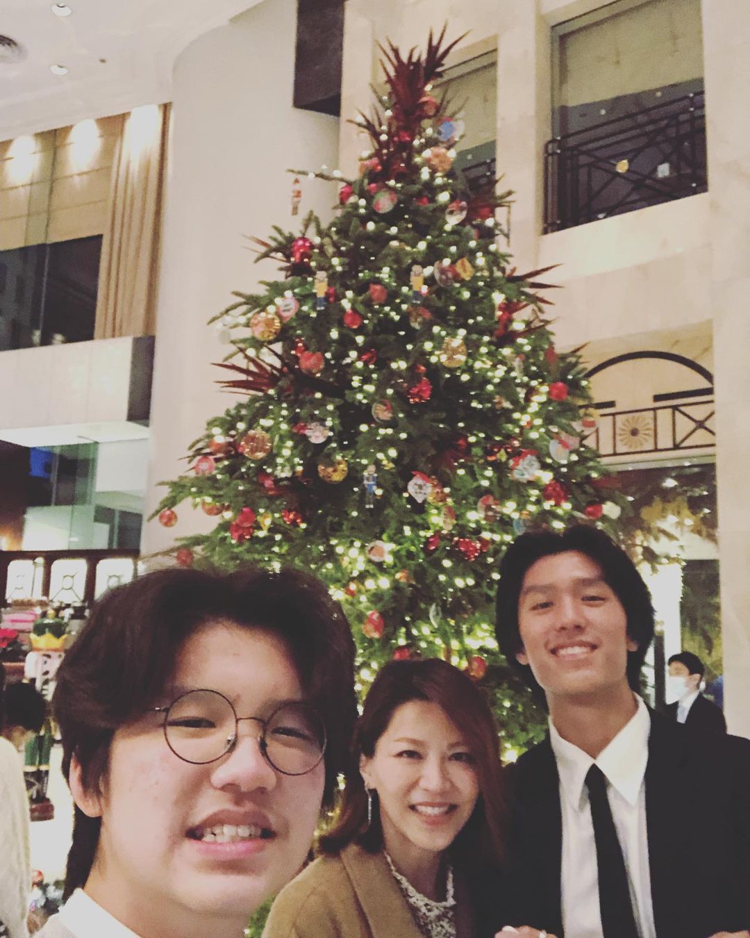 康子妮(Lily)與大仔林寶及細仔林熙合照