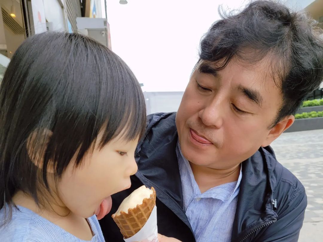 呂方喂囡囡食雪糕,場面溫馨又幸福