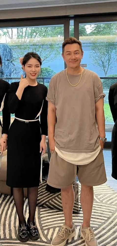 陳浩民身形較以前圓潤，穿著一身休閒打扮的他卻戴上一條金鏈。