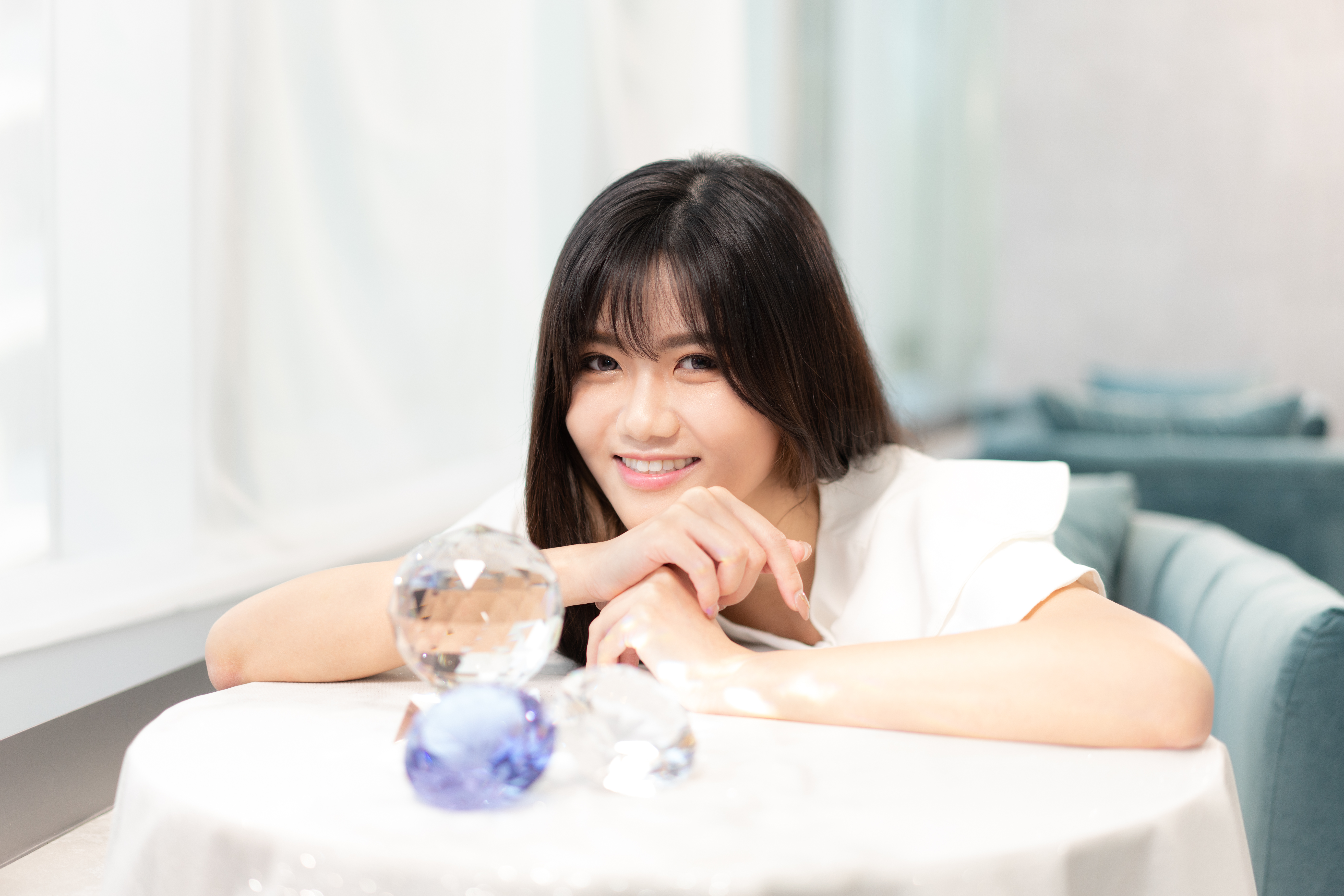 細看之下，3妹郭嘉盈肌膚竟然是「零毛孔」，十分細緻。