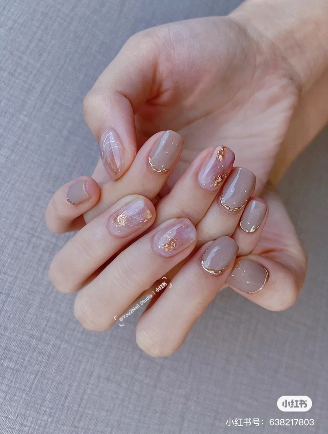 將金箔塗在浮雕上,更顯質感。