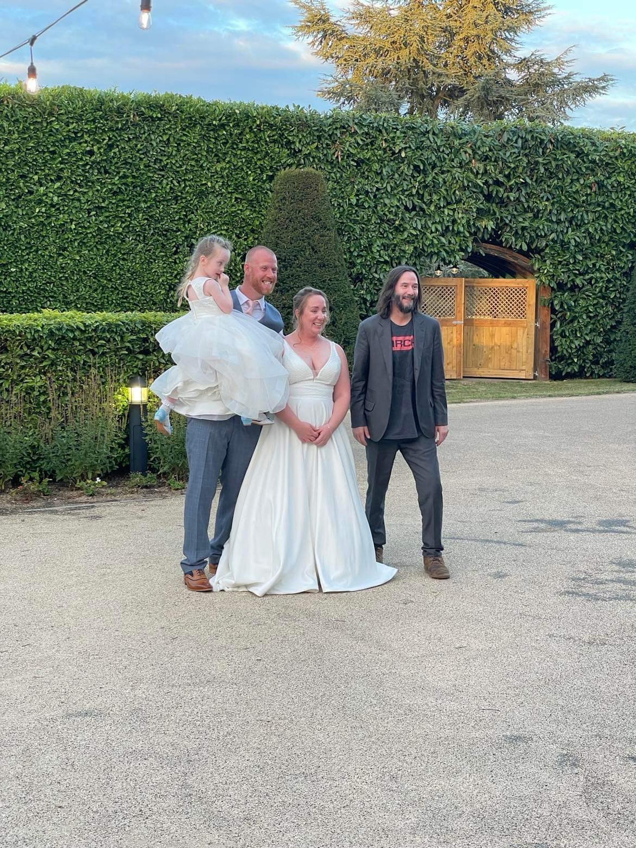 奇洛李維斯驚喜現身粉絲婚禮