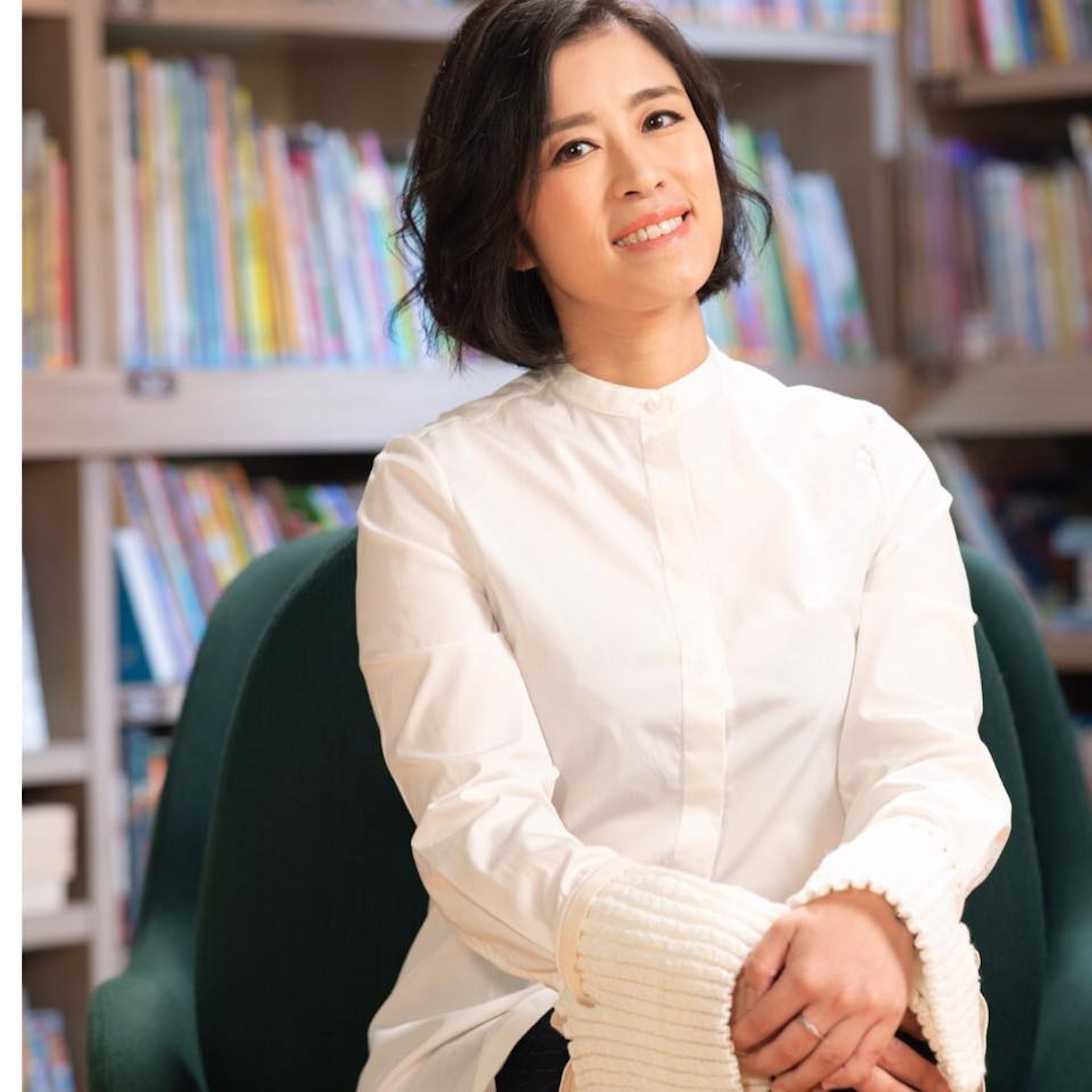 人稱「貓貓校監」的呂詩慧（呂校長）於九龍聖德肋撒英文學校就讀幼稚園到小學