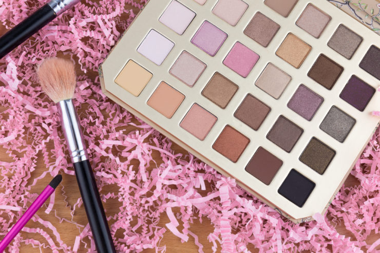 不少女生會入手多色眼影盤，希望可以打造不同色調的眼影。