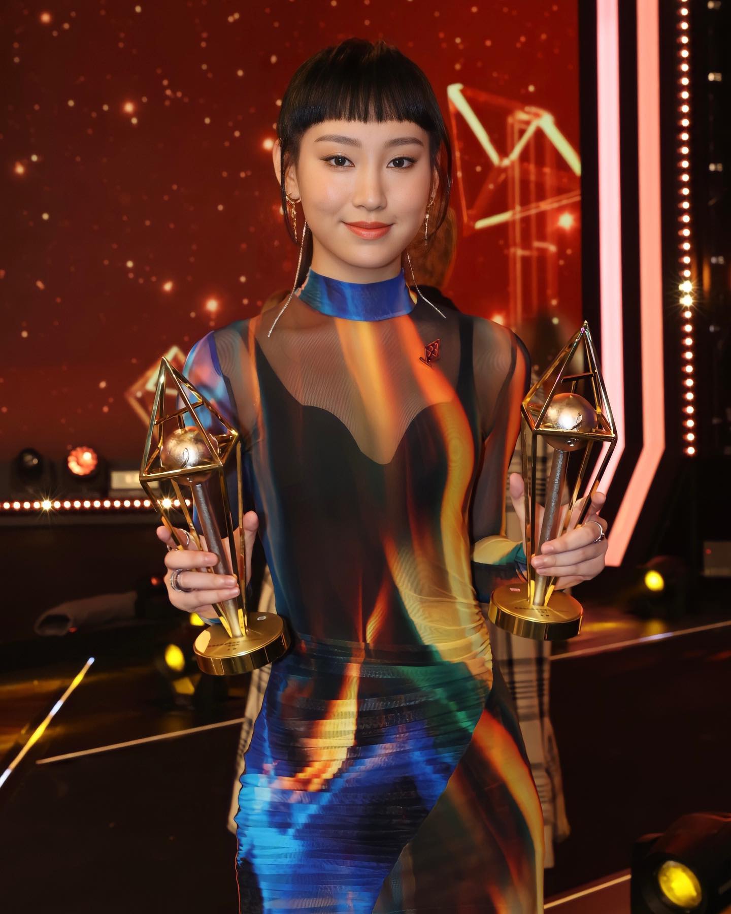 炎明熹一出道即被TVB力捧。