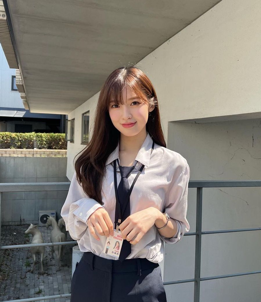 兩頰的頭髮能都擋住臉上的肉肉,視覺上也有放大五官的效果。