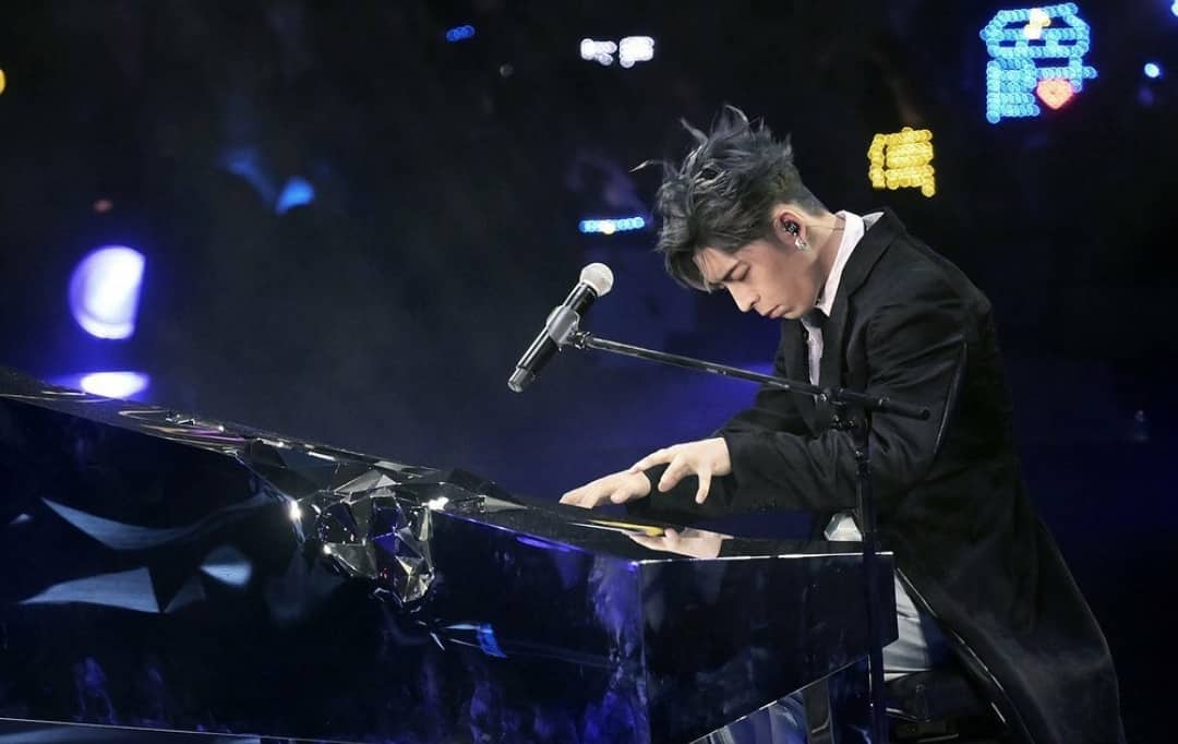 Edan呂爵安被召到警署協助調查。