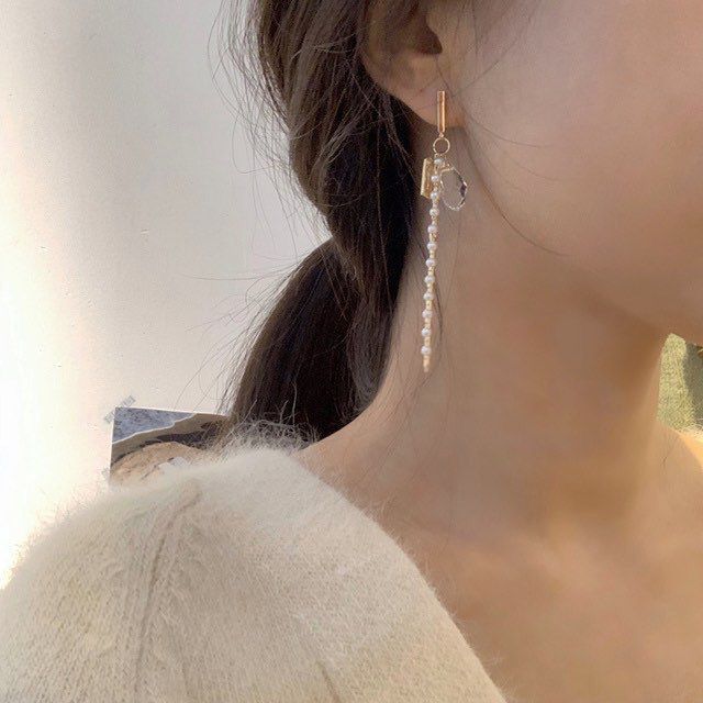 方臉的女生輪廓會較為明顯，線條會較為硬朗。