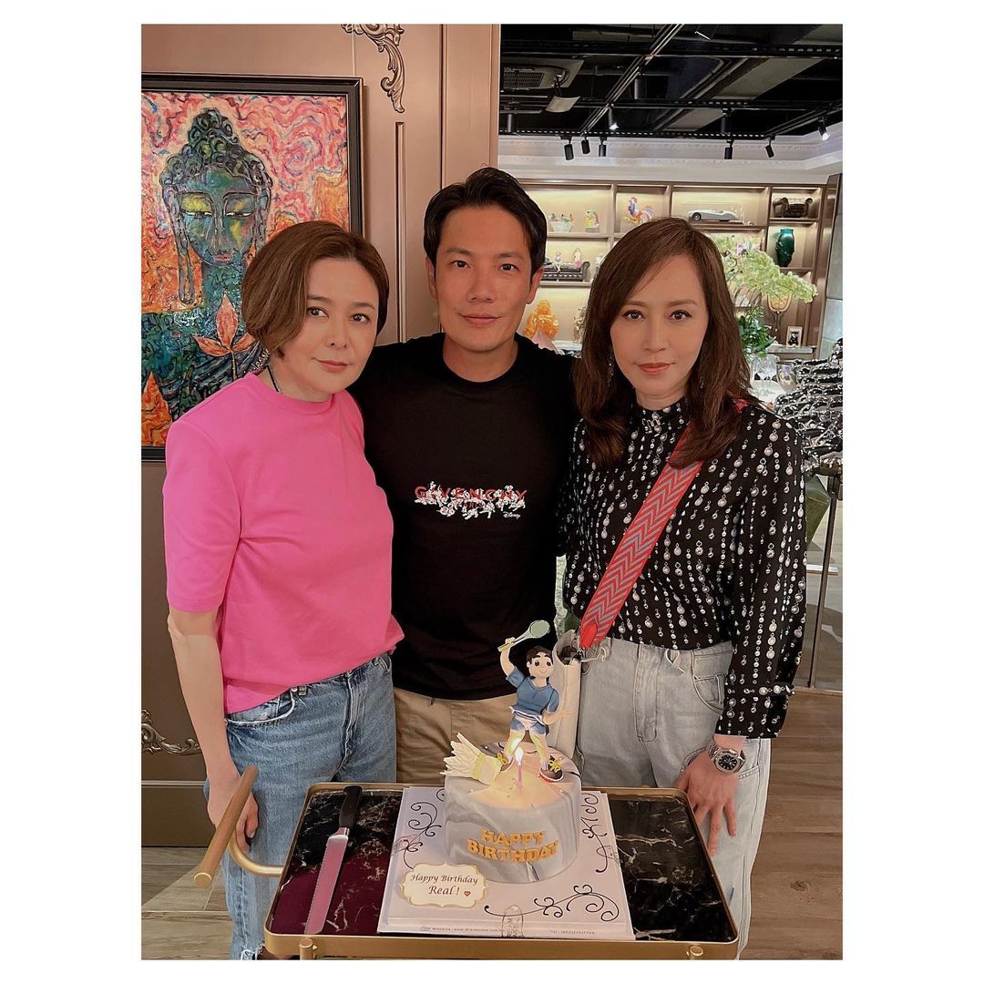 丁子高與關之琳及顧紀筠合照