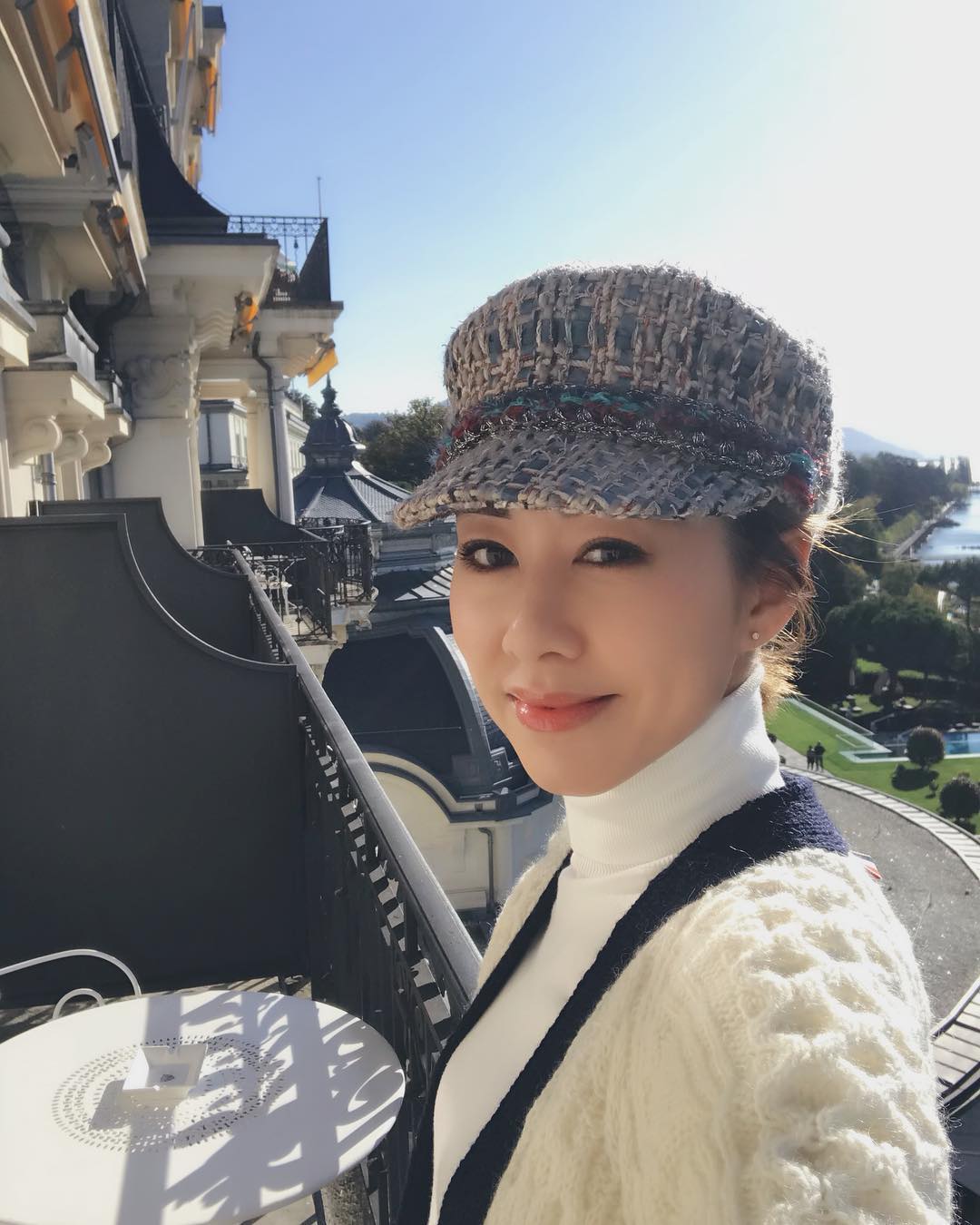 胡定欣雖然在事業中得到不錯的成績,卻在愛情中屢屢受挫。