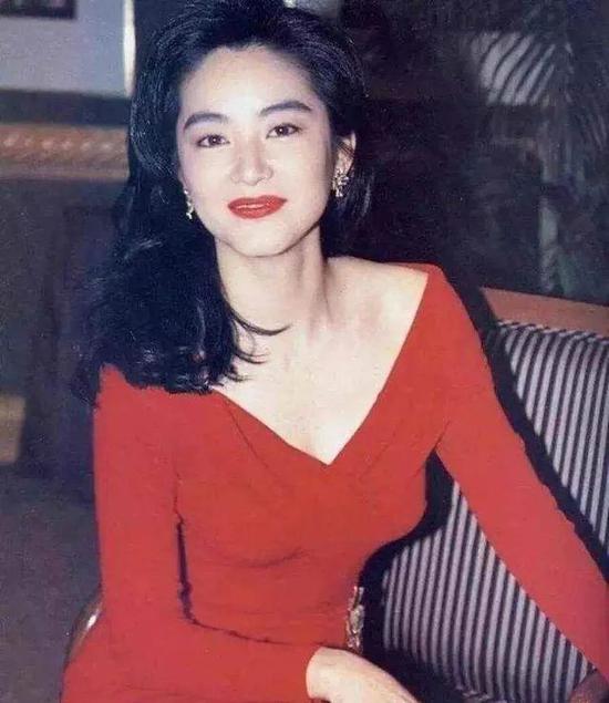 1984年將演藝重心轉移到香港,事業如日中天