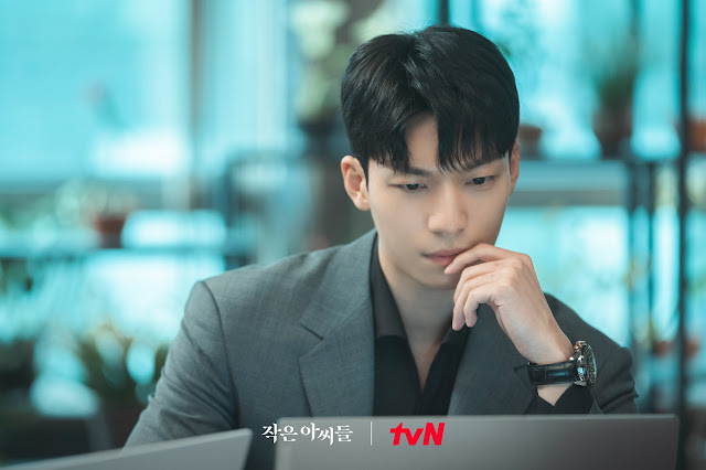 《魷魚遊戲》中飾演警察的魏河俊在《小女子》擔正做男主角。