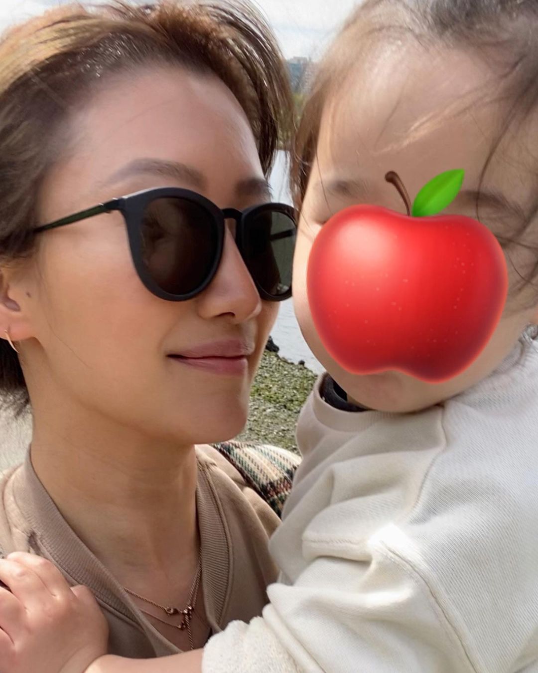 傳女兒生父家世顯赫?