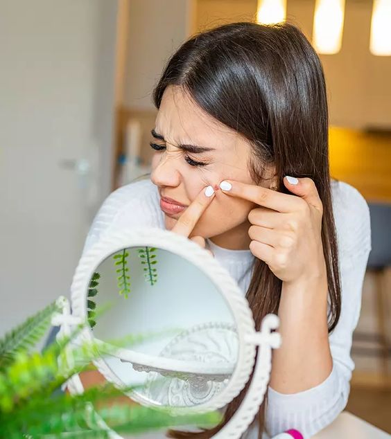 見到白色膿頭先好擠