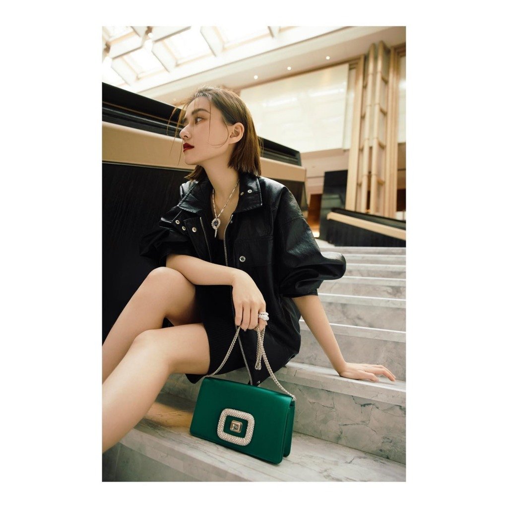 Roger Vivier Viv’ Choc Metal Buckle Summertime Bag in Fabric HK$30,400(寶石綠色)