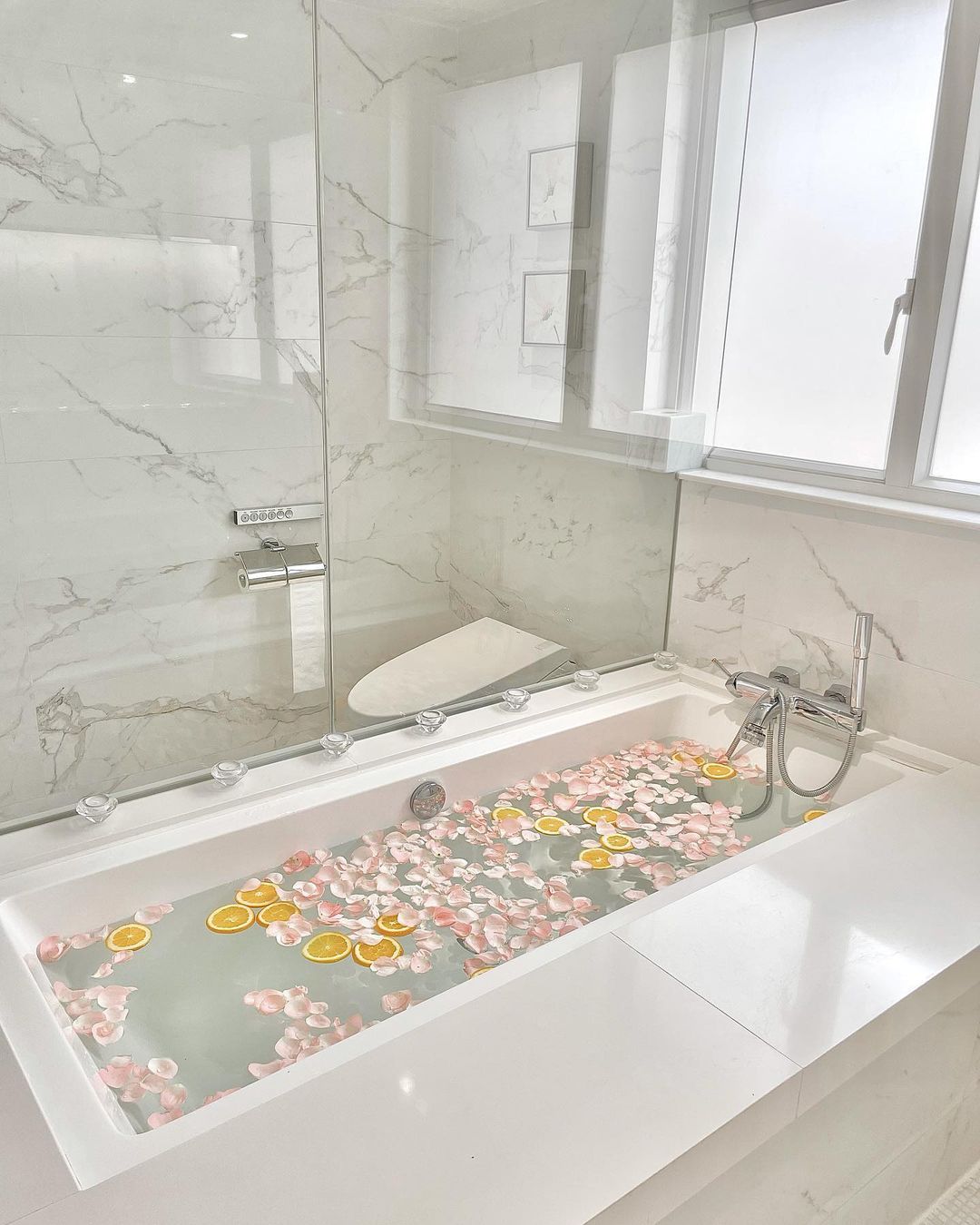 Suki生日會時在浴缸中佈置花瓣浴