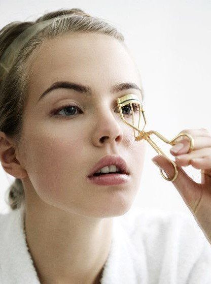 睫毛夾是每個女生化妝袋必備的工具