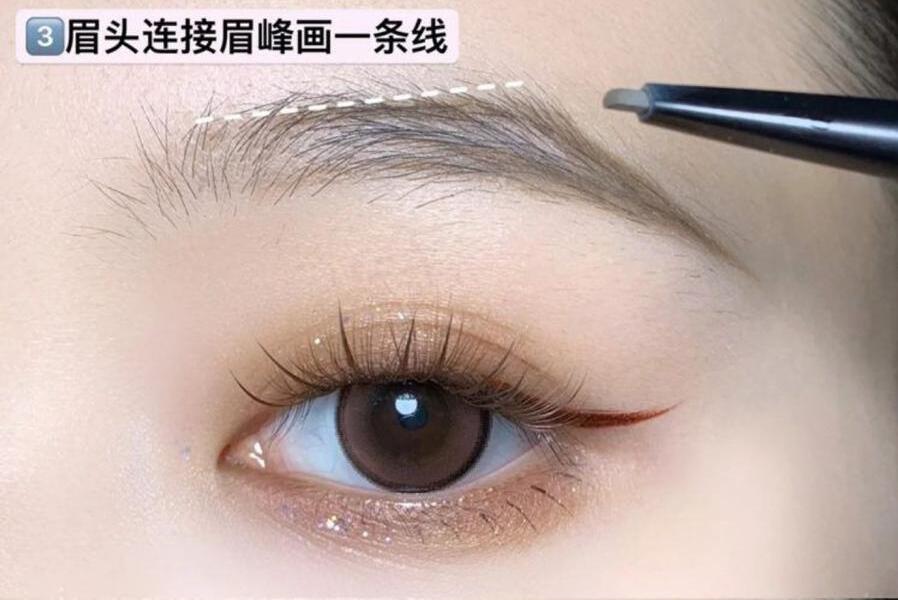 眉頭部分，就從眉頭畫一條線連接到眉峰。