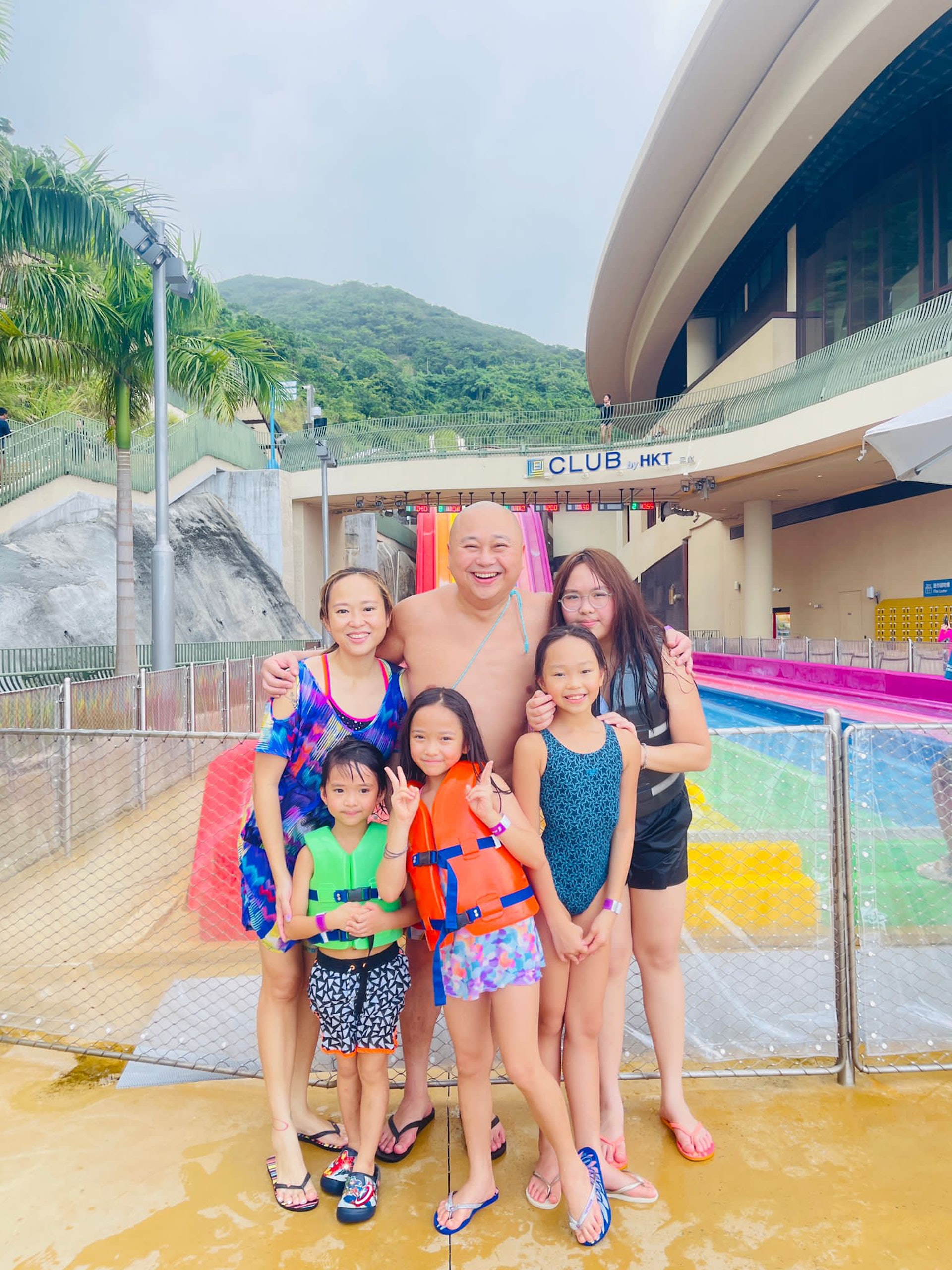 阿Bob早前趁放假陪老婆仔女，一家六口玩餐飽。