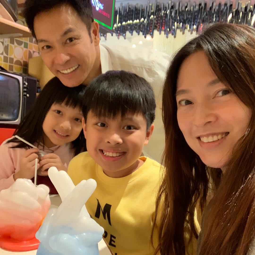 郭晉安與老婆歐倩怡一家四口