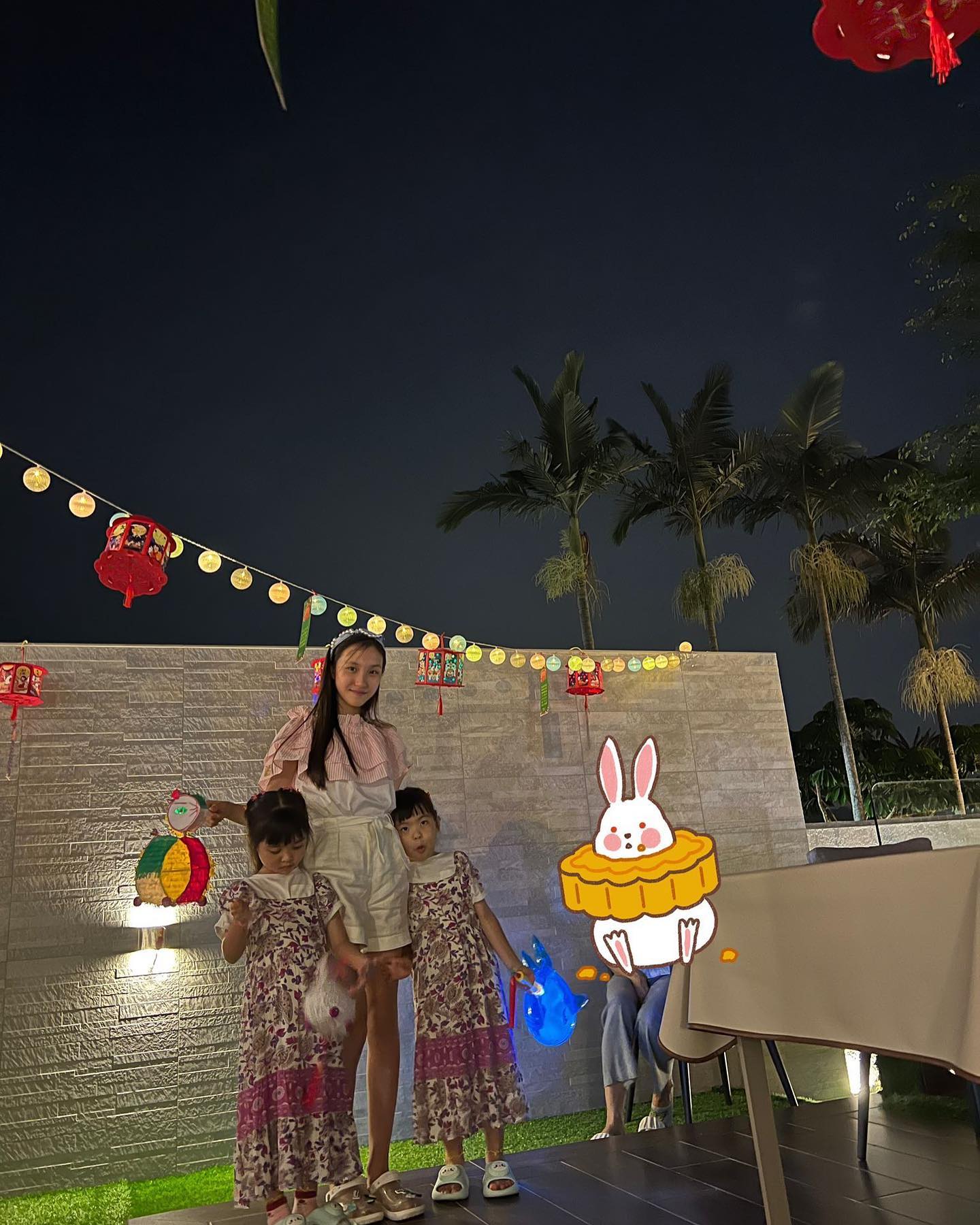 郭可盈與林文龍的女兒林天若身材高挑更擁有逆天長腿。