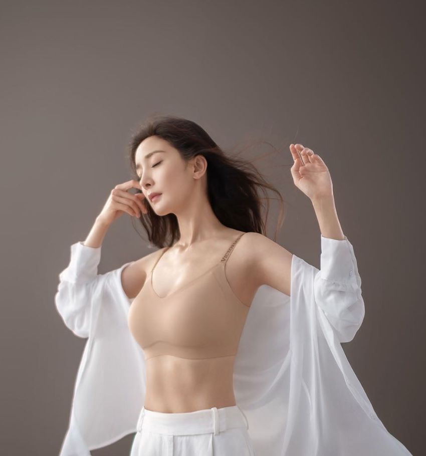 楊冪將完美身材展露無遺，還能看到她努力鍛練的川字腹肌。