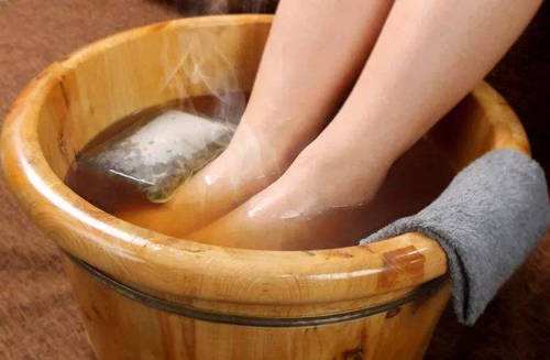 睡覺前用溫偏熱的水浸腳，可以幫助加速身體循環、新陳代謝。