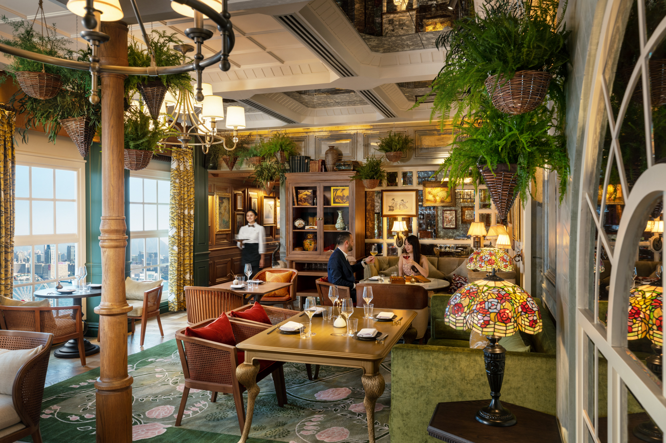 店內設三個與別不同的空間，包括起居室及古玩廊