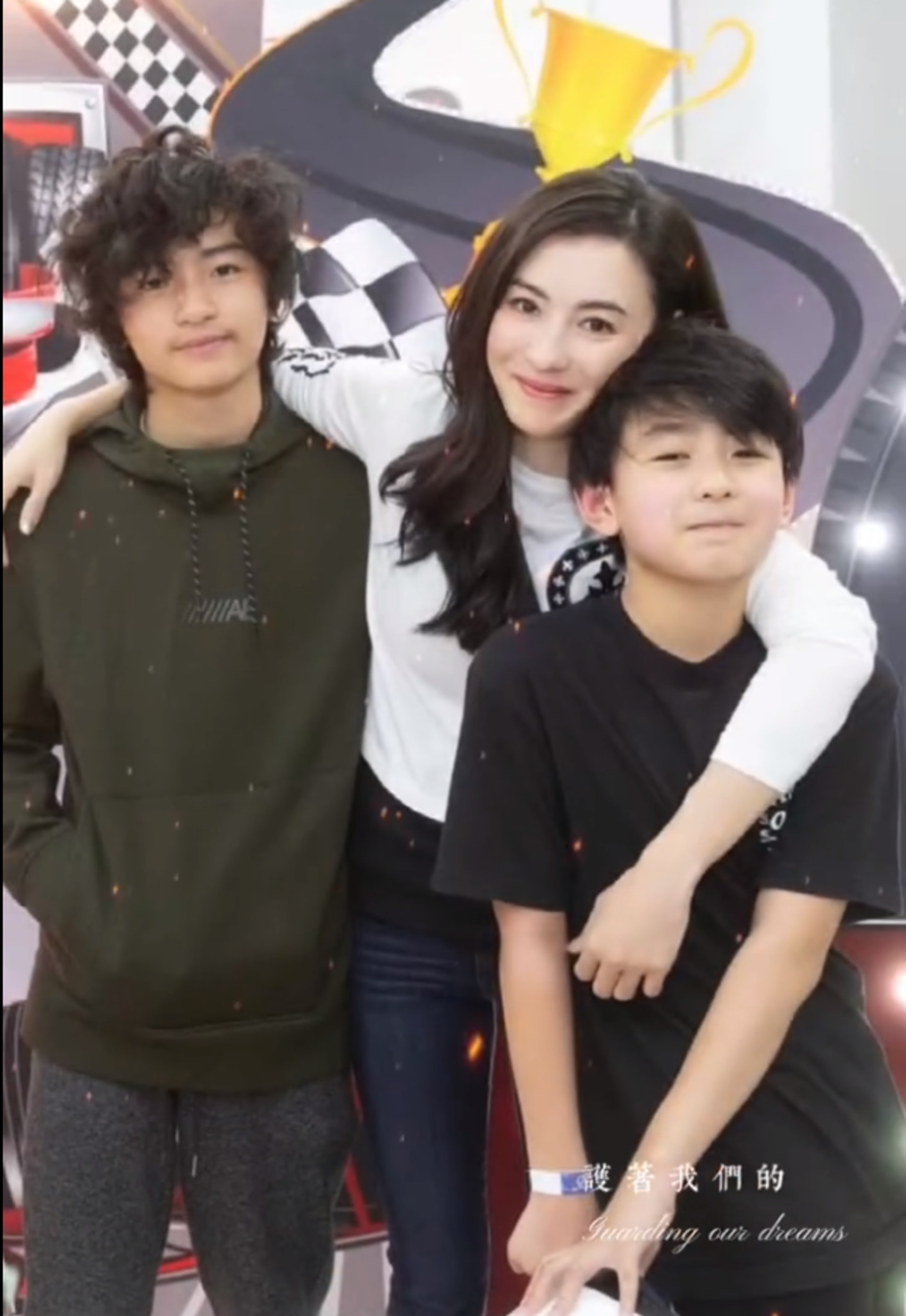 雖然張柏芝非常忙碌,但她依然堅持親自照顧3個囝囝,見證著他們的成長。