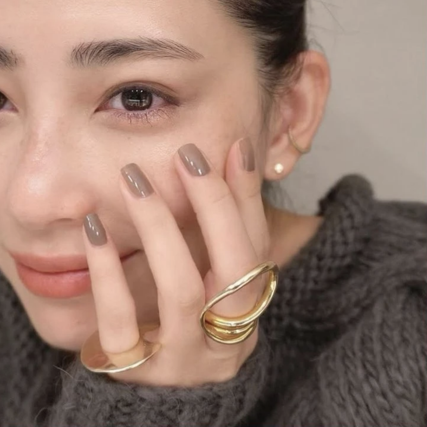 秋冬底妝技巧一:上妝前要先為肌膚補水