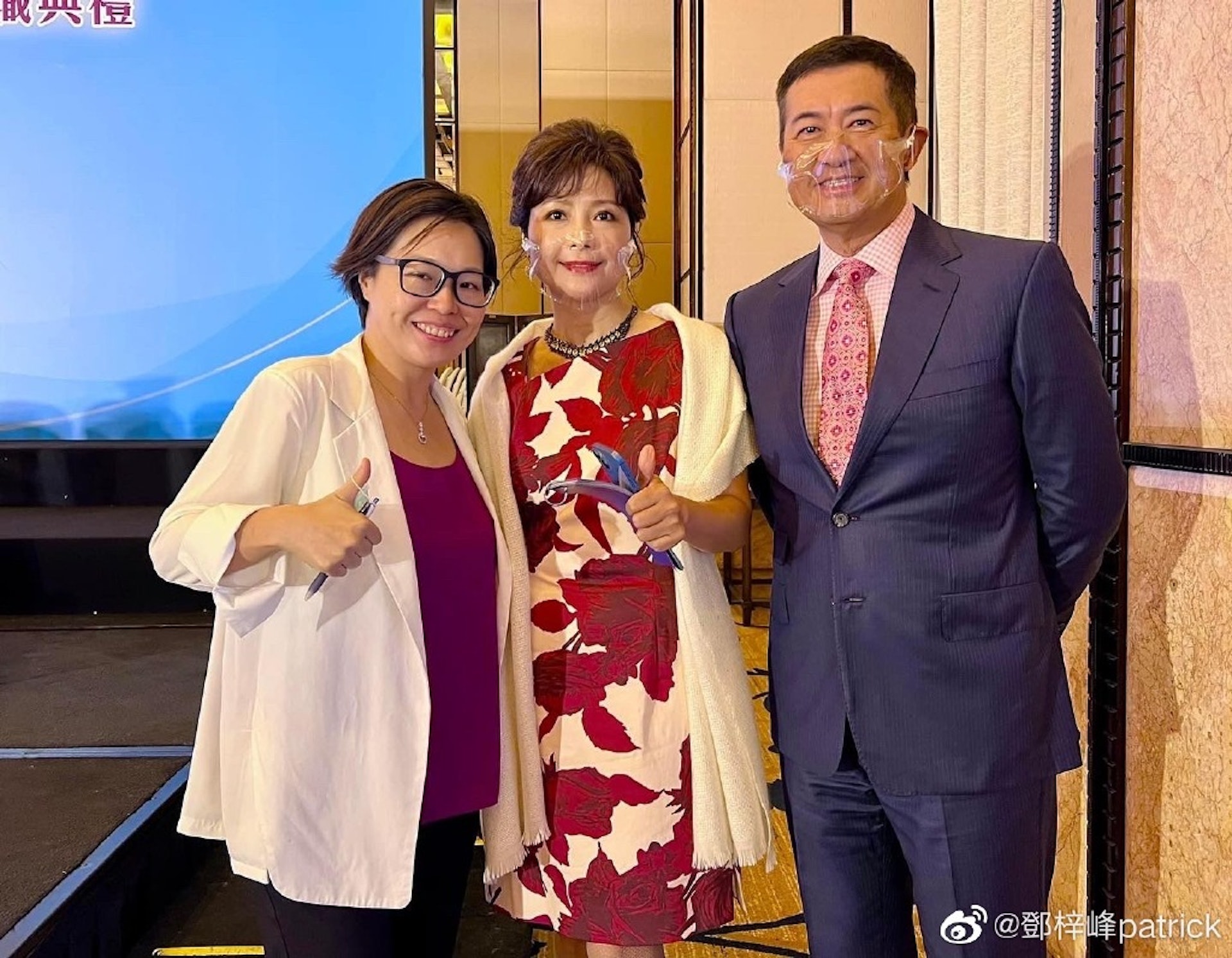 曹眾保養得宜，皮膚白滑緊緻，狀態Fit爆，完全看不出原來已經53歲。