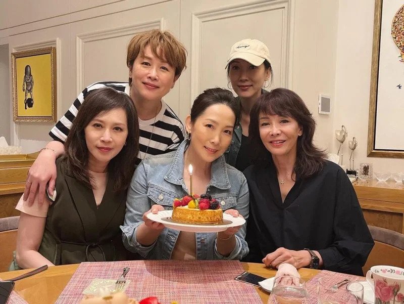 吳美珩今年5月生日時獲得好姐妹一起慶祝。