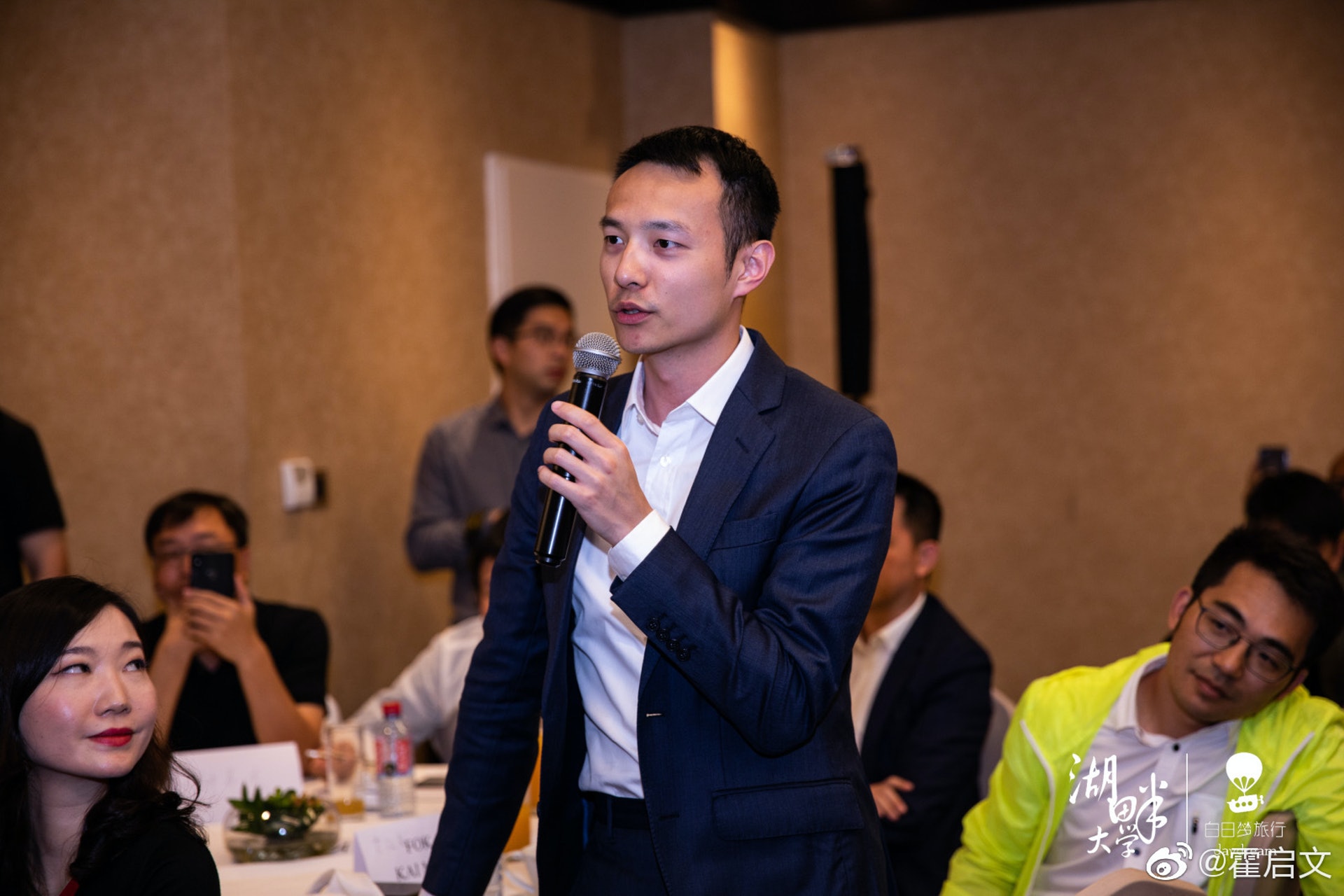 何超雲曾經被影到與霍啟文食飯而傳出緋聞,不過二人均否認。