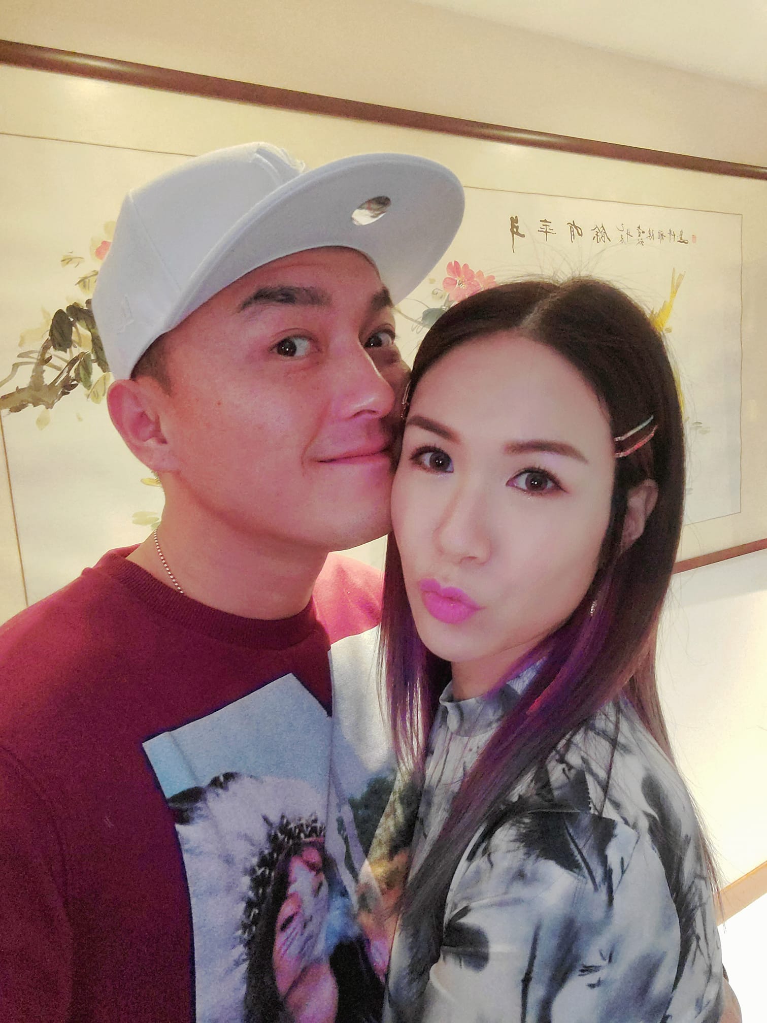 楊明在女友莊思明的陪同下進入法庭。