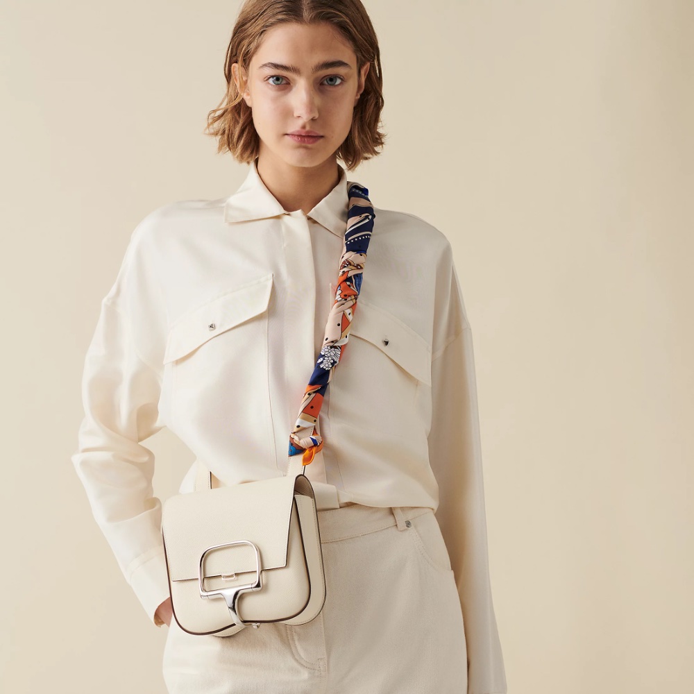 把它綁在手柄或者纏繞在肩帶處