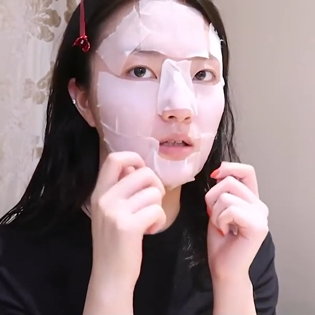 「3日濕敷法」步驟三:把沾有乳液/面霜的一邊反轉濕敷