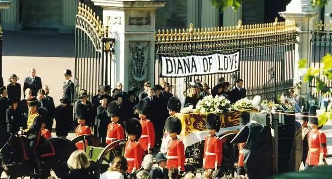 當戴安娜的棺木經過白金漢宮前