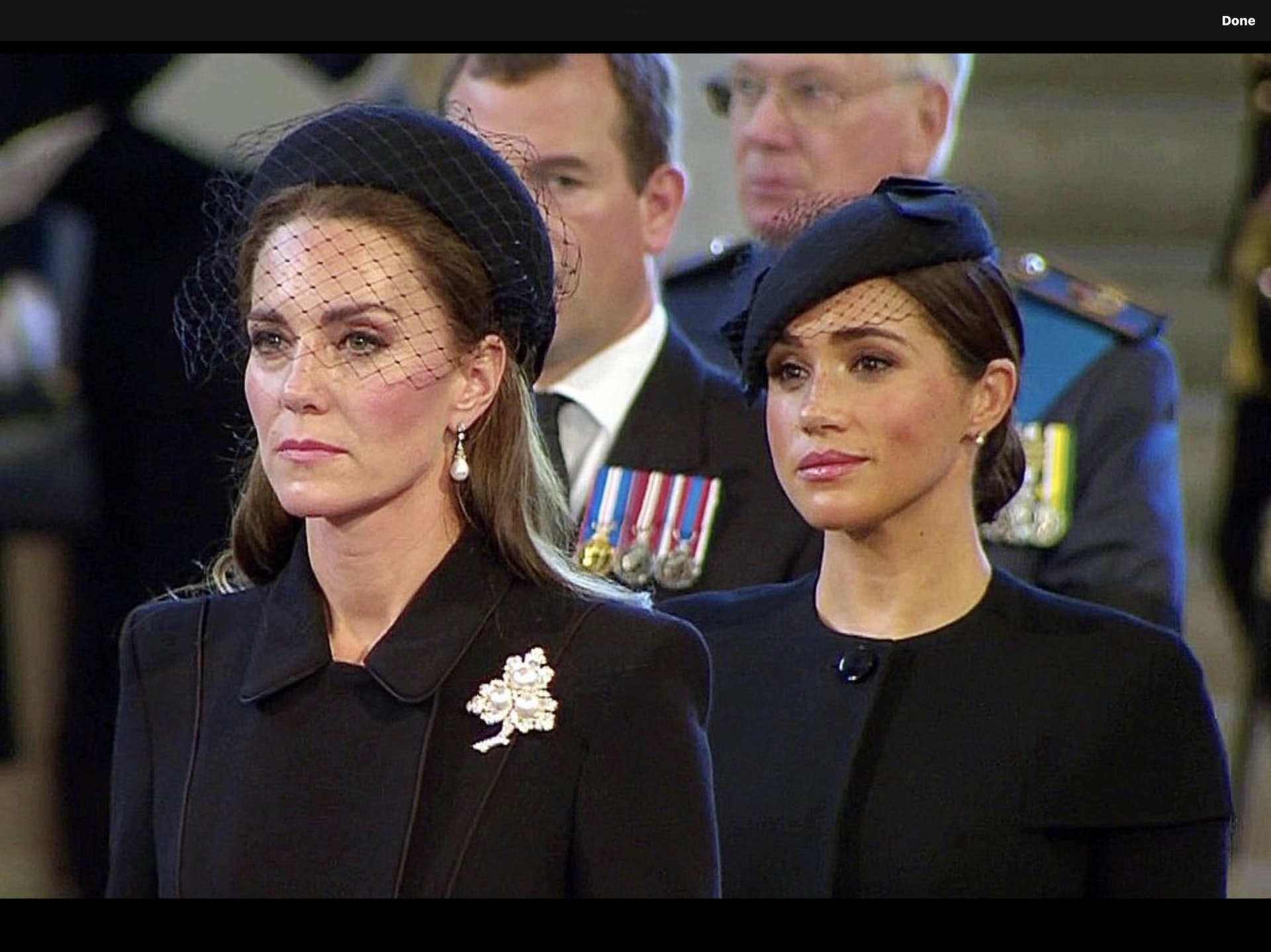 梅根出席悼念會露出微笑。