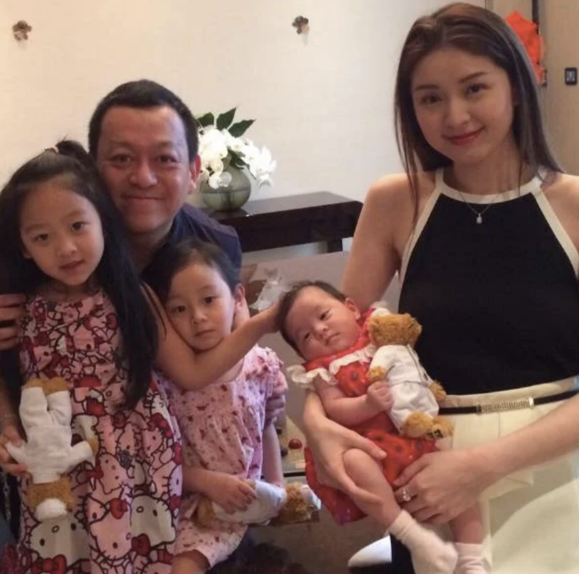 37歲的徐淑敏Suki（現名徐菁遙）2009年與商人黃浩閃婚後，育有3位可愛的囡囡分別是大女心瑤（Vianna）、二女心柔（Renee）以及三女馨誼（Isabella）