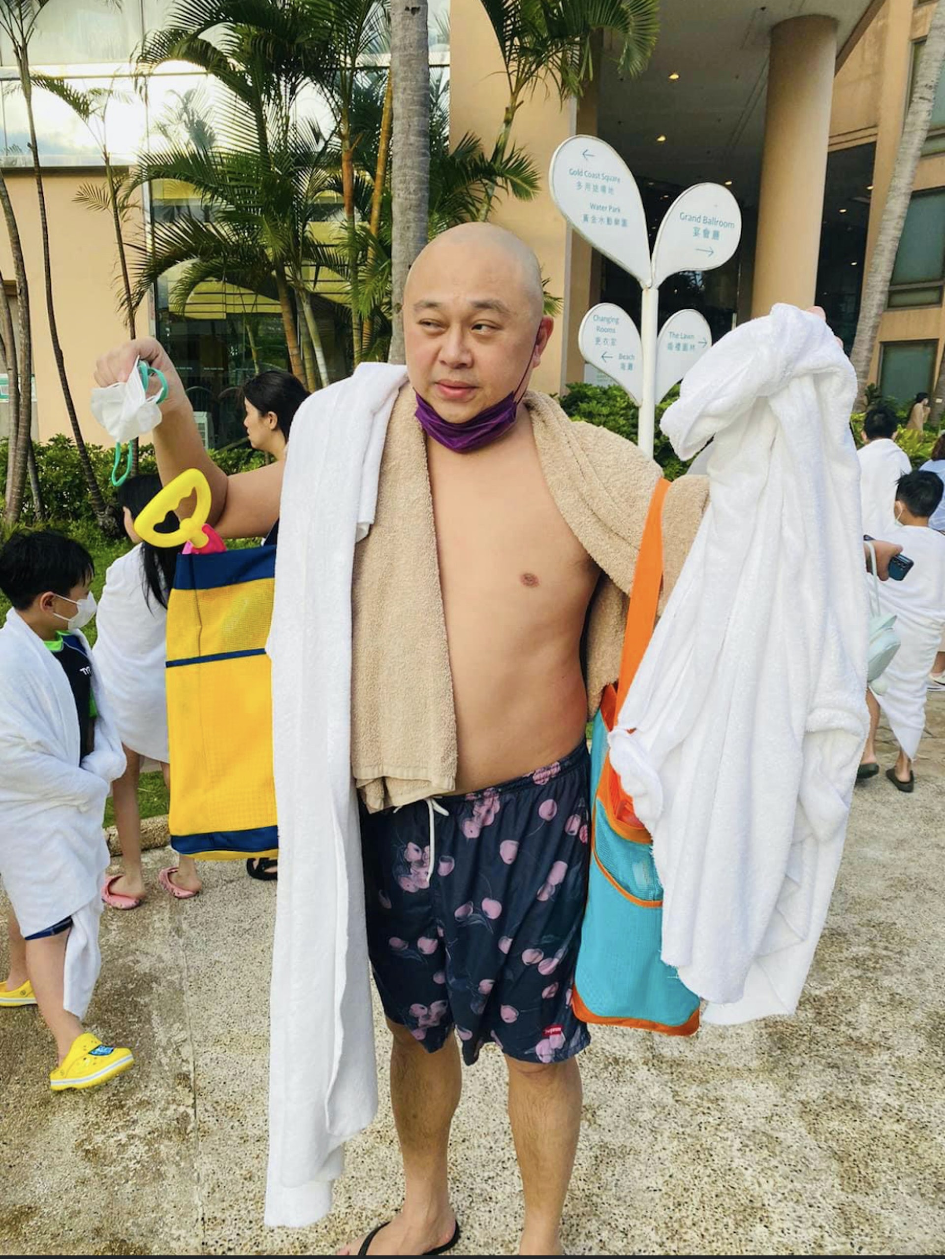 阿Bob充當人肉衣架，將仔女玩濕了的毛巾全部「撻」上身。