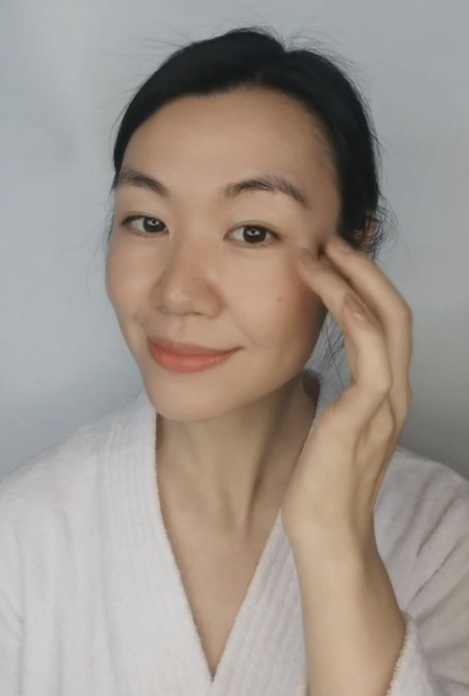 按摩眼周有助淡化黑眼圈。