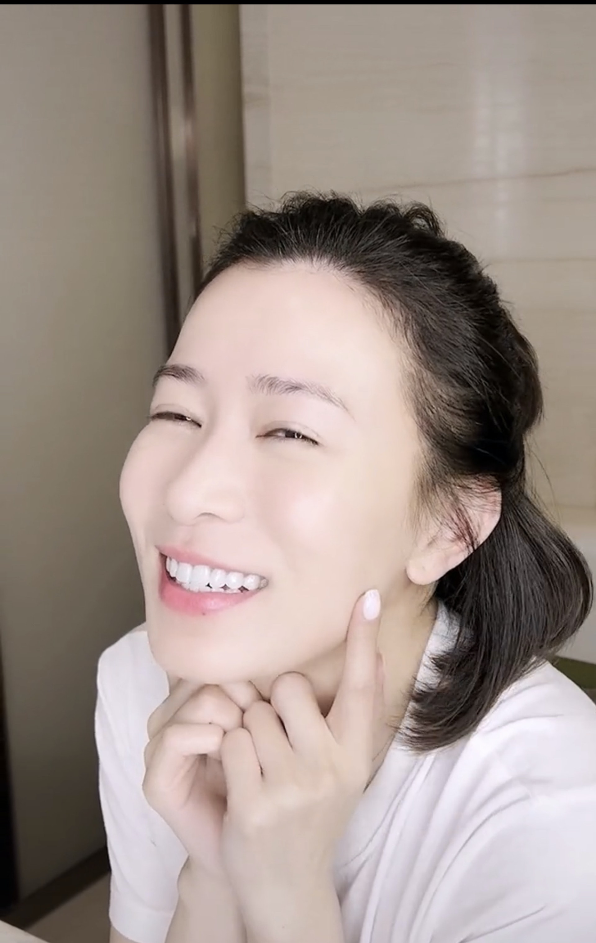 佘詩曼素顏示人。